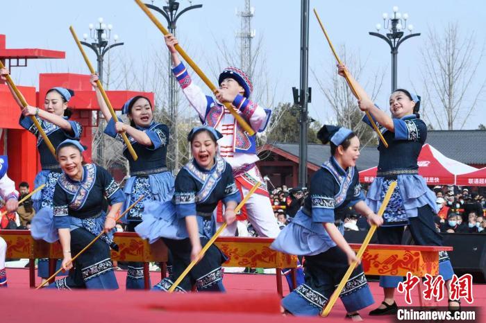 圖為廣西壯族打扁擔(dān)展演?！×赫赵?攝