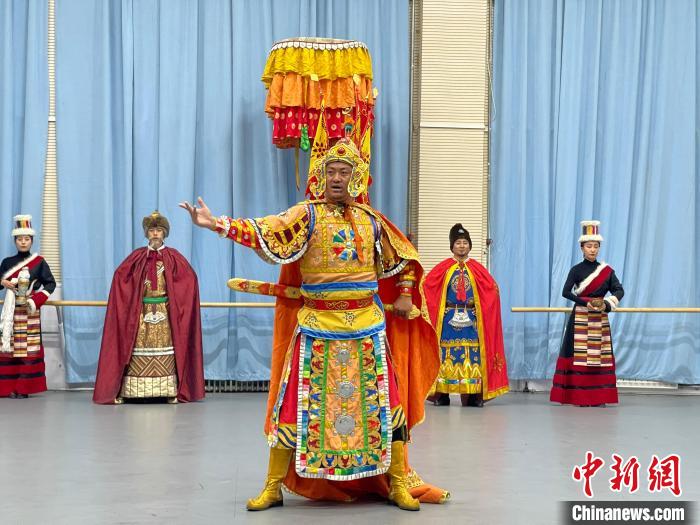 圖為格薩爾劇展演?！∠锴凡抛?供圖