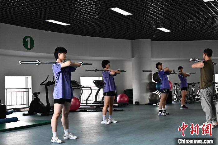 圖為全國青少年女排在天津進(jìn)行集訓(xùn)?！√旖蝮w育學(xué)院供圖