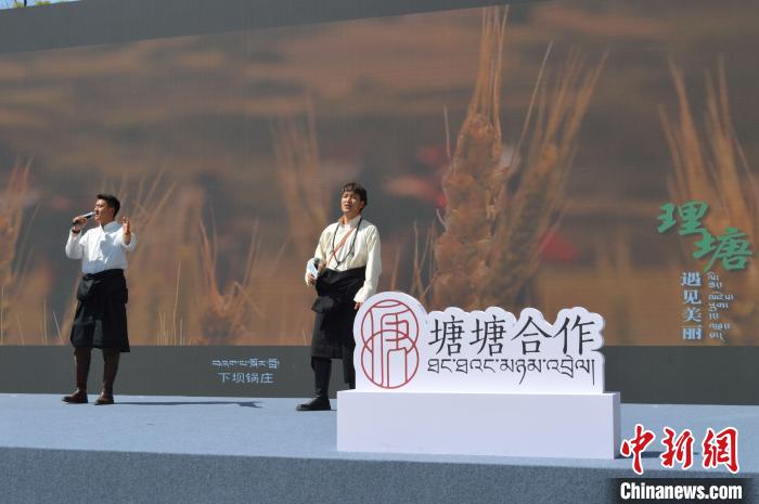 “康巴漢子”現(xiàn)場(chǎng)獻(xiàn)唱。　朱凌捷 攝