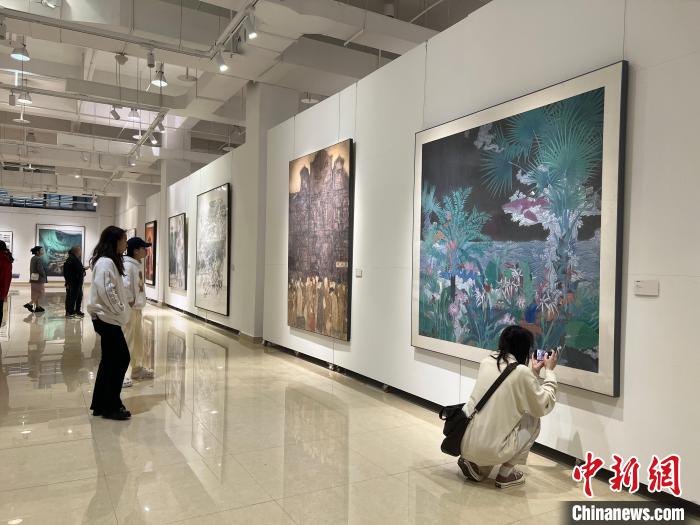 圖為全國青年教師中國畫學(xué)術(shù)邀請展吸引學(xué)生觀展?！＄婌?攝