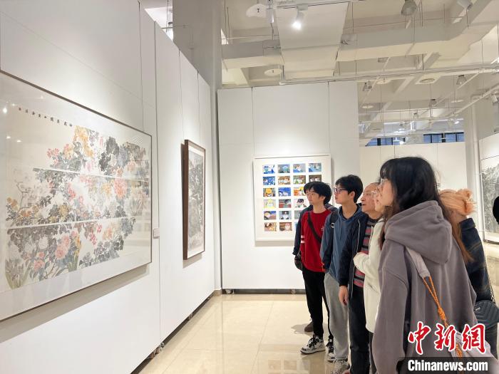 圖為全國青年教師中國畫學(xué)術(shù)邀請展現(xiàn)場?！＄婌?攝