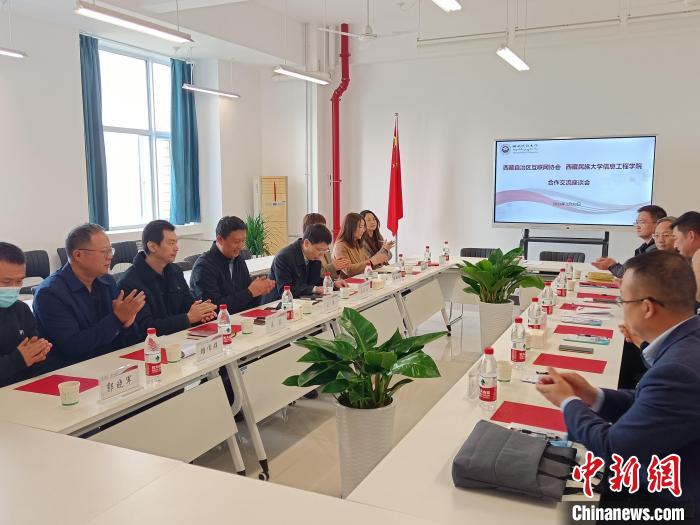 圖為座談會議現(xiàn)場。　格桑 攝