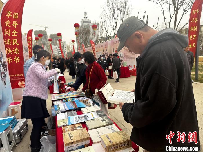 圖為民眾在活動現(xiàn)場讀書、購書?！±铍h 攝
