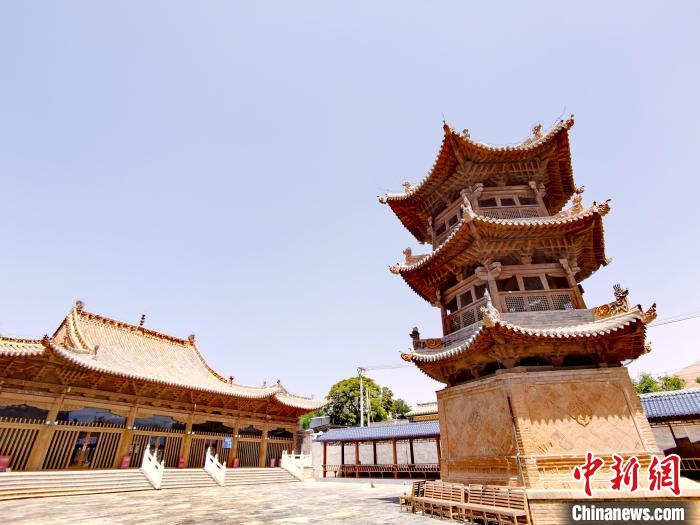 圖為阿河灘清真寺局部?！?zhí)砀?攝