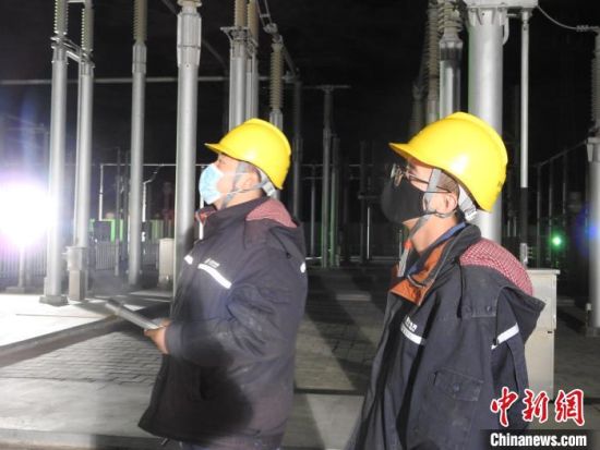 圖為5月10日凌晨，國網(wǎng)青海檢修公司柴達(dá)木換流站運維人員在進(jìn)行柴拉直流系統(tǒng)停電操作?！∫杂?攝