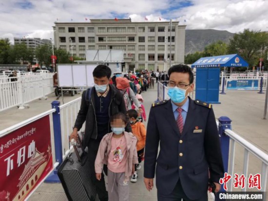 圖為拉薩車站工作人員為西藏先心病患兒和陪同人員提供“綠色”接力幫扶，并開通了專門通道，讓他們快速進(jìn)站上車。拉薩車站 供圖