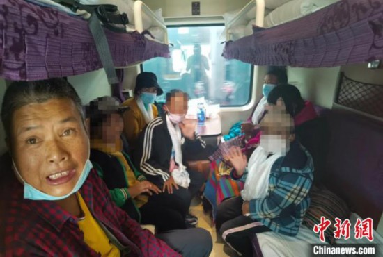 圖為乘坐Z266次列車的西藏先心病患兒和陪同人員。拉薩車站 供圖