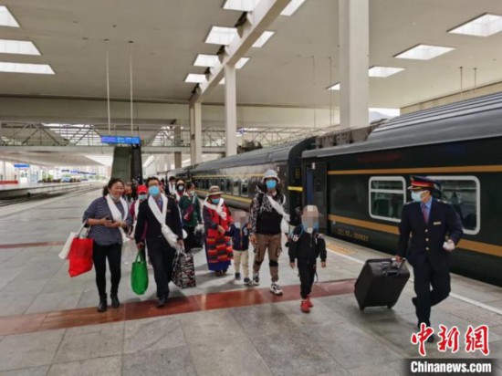 圖為拉薩車站工作人員為西藏先心病患兒和陪同人員提供“綠色”接力幫扶，并開通了專門通道，讓他們快速進(jìn)站上車。拉薩車站 供圖