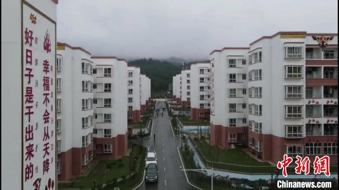 越西縣最大的易地扶貧搬遷安置點(diǎn)——城北感恩社區(qū)。　何浠 攝