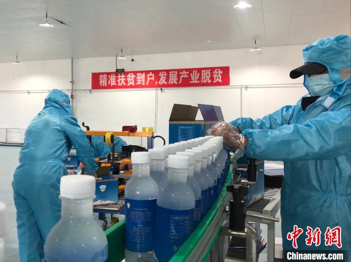 圖為阿里地區(qū)措勤縣某飲用水加工公司，該公司以“基地+公司+貧困民眾”為運營模式，帶動貧困民眾68戶232人?！≈x牧 攝