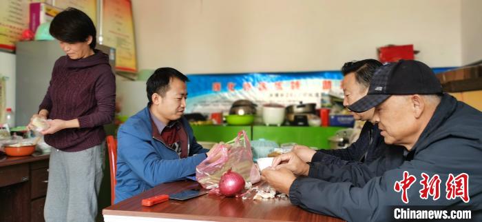 圖為扶貧路上“臨時一家人”準備午餐?！∥航ㄜ?攝