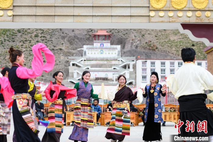 圖為西藏昌都市洛隆縣易地搬遷安置點阿托卡小康示范新村村民載歌載舞慶脫貧(資料圖)?！『闻罾?攝