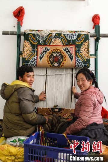 圖為1月15日，在日喀則市謝瑪氆氌農(nóng)村合作社，拉孜村一對(duì)夫婦在編織卡墊(資料圖)?！≮w朗 攝