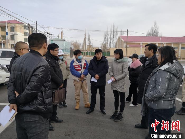 圖為青海大學工作人員正在現(xiàn)場考察該項目進行情況?！±罱瓕?攝