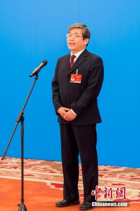 3月10日，全國(guó)政協(xié)十三屆四次會(huì)議第三場(chǎng)“委員通道”采訪活動(dòng)在北京人民大會(huì)堂新聞發(fā)布廳舉行。圖為全國(guó)政協(xié)委員阿拉坦倉(cāng)通過(guò)網(wǎng)絡(luò)視頻方式接受媒體采訪。<a target='_blank' ><p  align=
