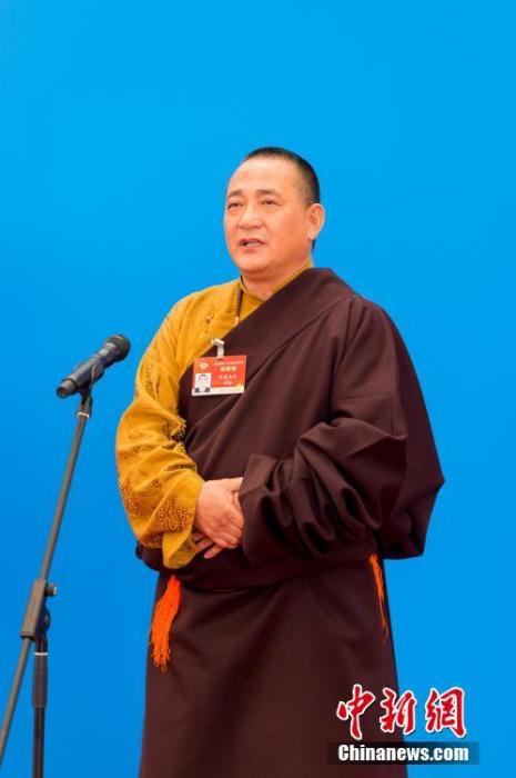 3月10日，全國(guó)政協(xié)十三屆四次會(huì)議第三場(chǎng)“委員通道”采訪活動(dòng)在北京人民大會(huì)堂新聞發(fā)布廳舉行。圖為全國(guó)政協(xié)委員洛桑山丹通過(guò)網(wǎng)絡(luò)視頻方式接受媒體采訪。<a target='_blank' ><p  align=