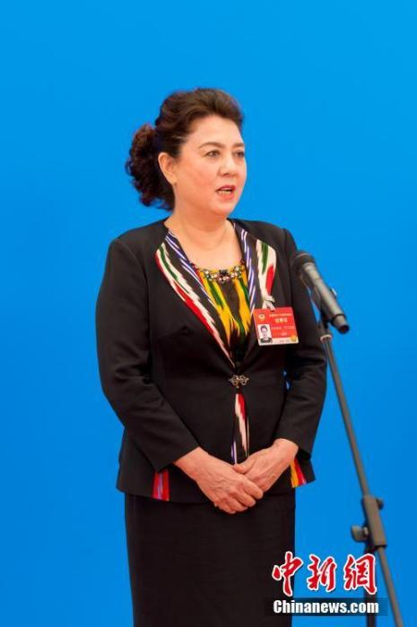 3月10日，全國(guó)政協(xié)十三屆四次會(huì)議第三場(chǎng)“委員通道”采訪活動(dòng)在北京人民大會(huì)堂新聞發(fā)布廳舉行。圖為全國(guó)政協(xié)委員古麗帕麗·阿不都拉通過(guò)網(wǎng)絡(luò)視頻方式接受媒體采訪。<a target='_blank' ><p  align=