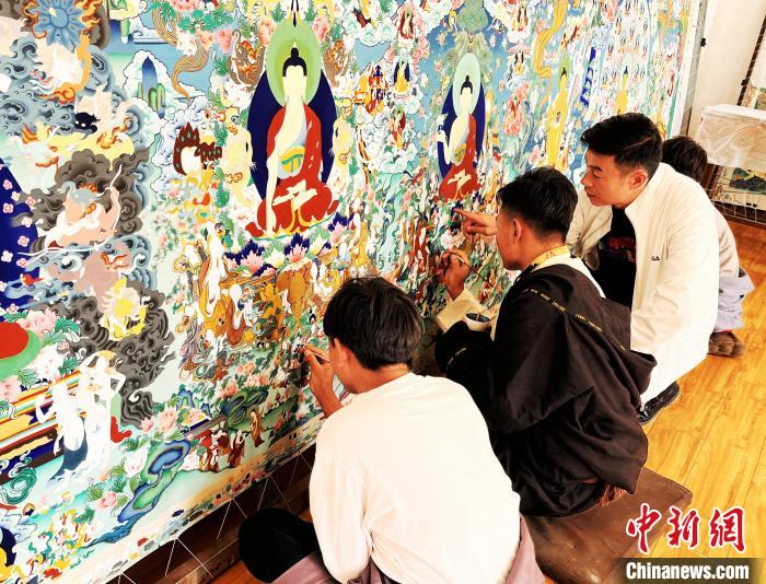 青海唐卡藝術小鎮(zhèn)：“勞模畫師”師帶徒，文化扶貧富一方