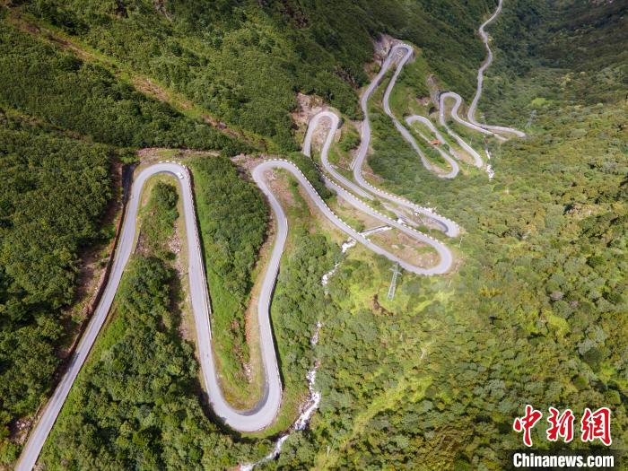 圖為西藏山南錯那縣的盤山公路，錯那縣被命名為全國“四好農(nóng)村路”示范縣?！〗w波 攝