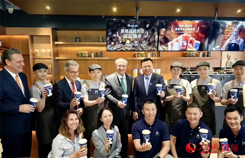 巴西副總統(tǒng)阿爾克明在北京某咖啡店推廣巴西咖啡。人民網(wǎng)記者 符園園攝