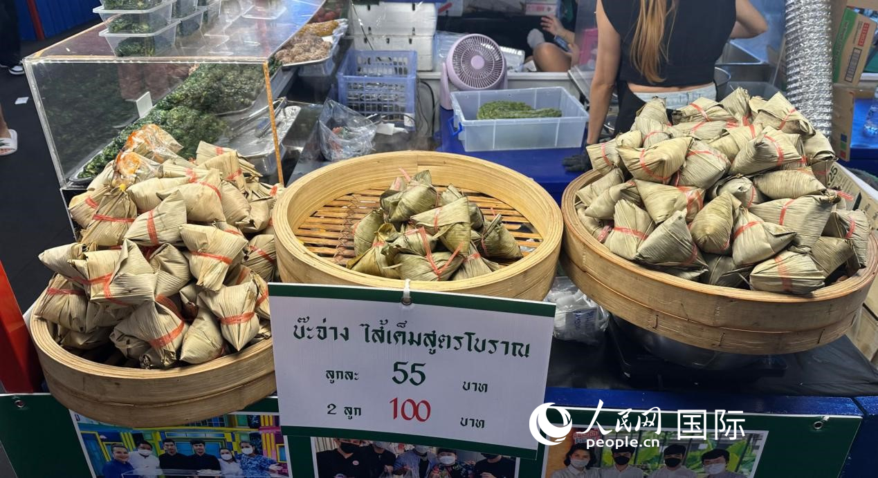 泰國街頭小吃店售賣粽子。人民網(wǎng)記者 簡承淵攝
