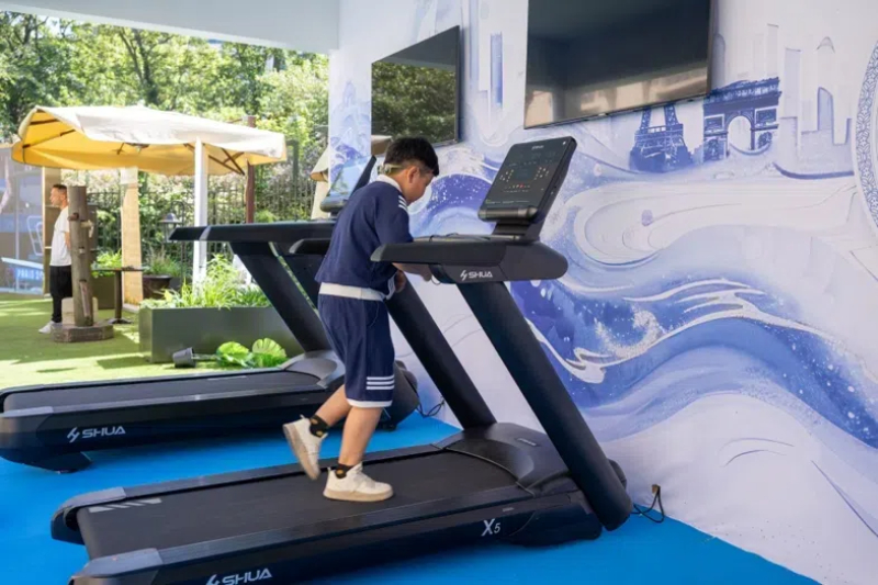 小朋友在智慧體育公園體驗跑步機。巴黎