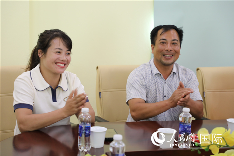 越南沙巴市黃連寄宿制民族小學(xué)老師阮氏秋姮、阮文享。人民網(wǎng)記者簡承淵攝