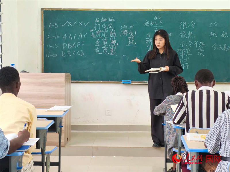 中國老師在給學(xué)生們講課。人民網(wǎng)記者 黃培昭攝