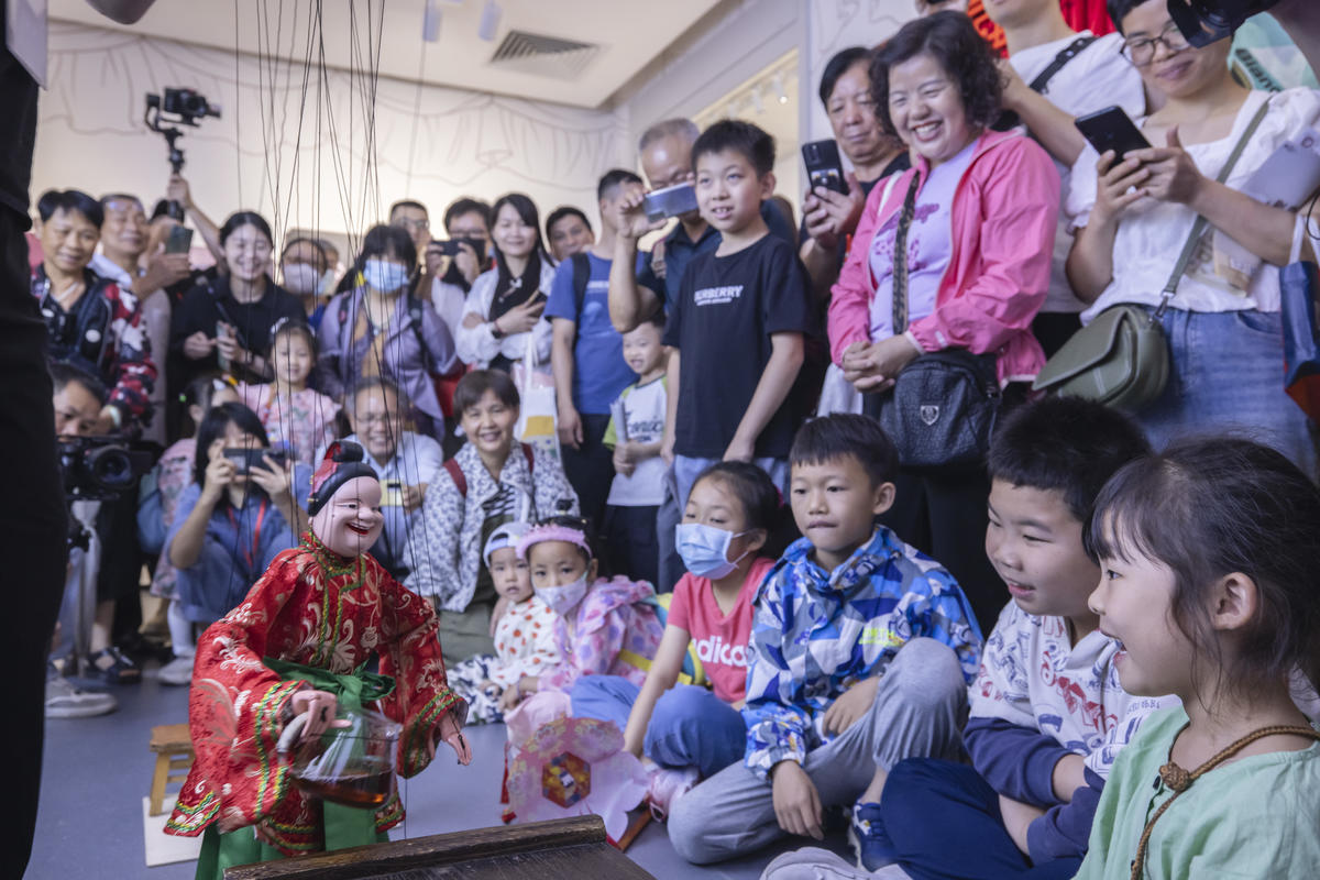 5月1日，廣州市白鵝潭大灣區(qū)藝術(shù)中心非物質(zhì)文化遺產(chǎn)館內(nèi)，精彩的梅縣提線木偶戲表演吸引了眾多游客駐足觀賞。 來源：人民圖片網(wǎng)