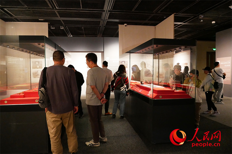 “五一”假期，游客在首都博物館參觀展覽。人民網(wǎng)記者 韋衍行攝