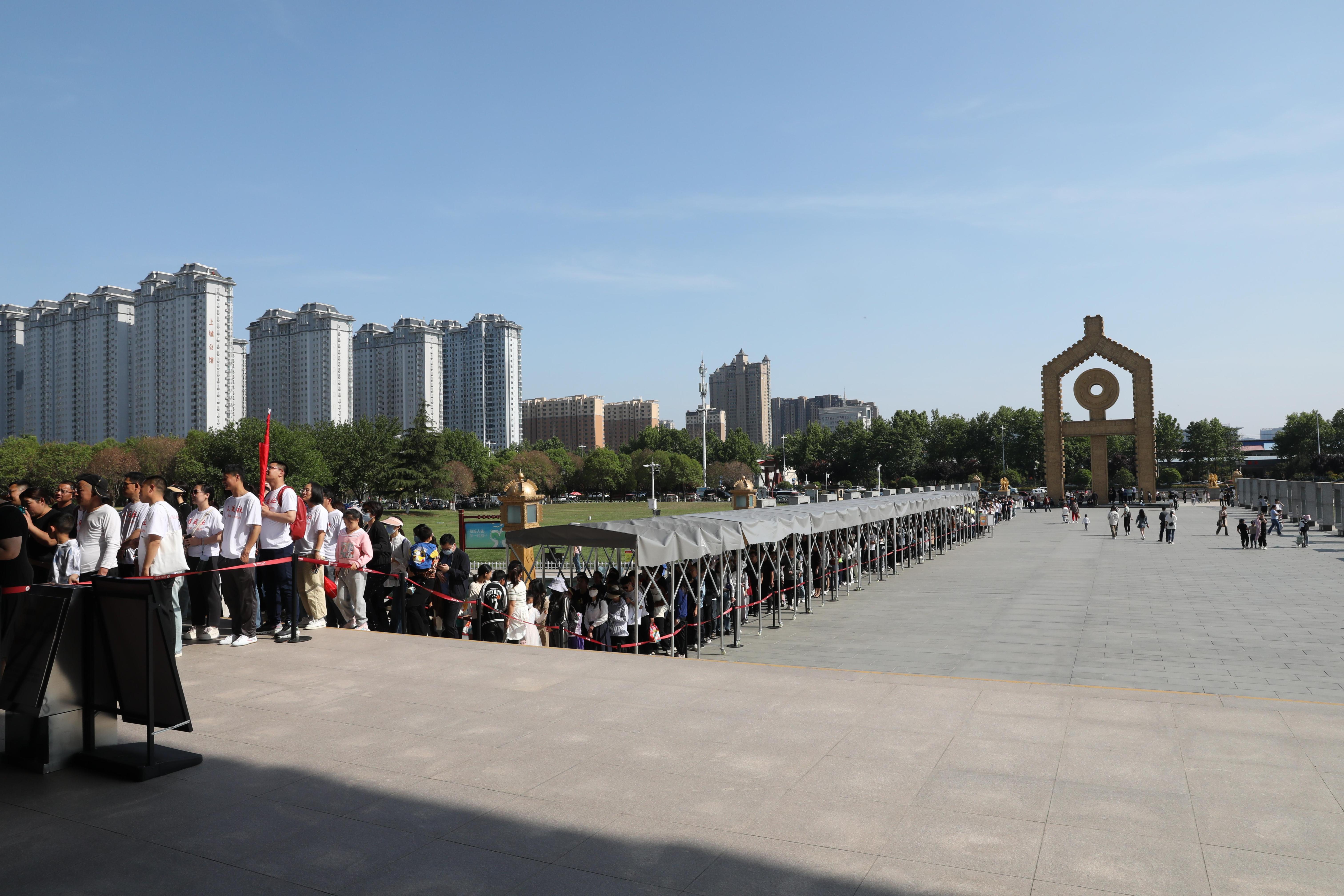 “五一”期間，中國文字博物館外游客有序排隊。中國文字博物館供圖