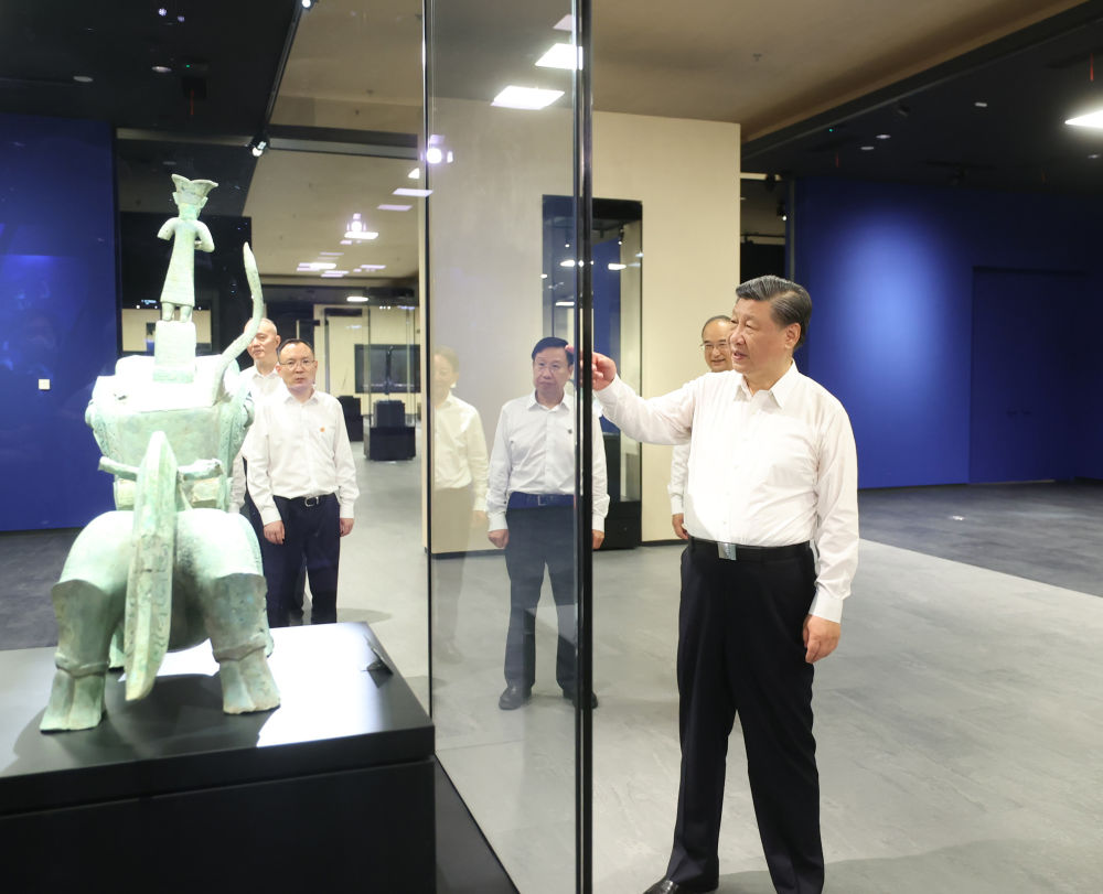 2023年7月26日，習(xí)近平總書記在四川省德陽市考察了三星堆博物館，了解當(dāng)?shù)貧v史文化遺址發(fā)掘研究、文物保護(hù)修復(fù)等情況。
