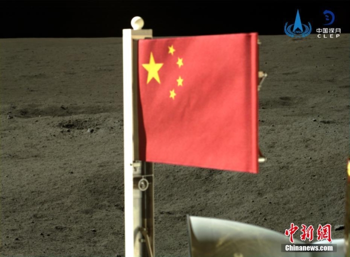 6月4日，中國國家航天局公布了嫦娥六號探測器在月球背面的五星紅旗展示影像。鮮艷的五星紅旗再次閃耀月球，這也是中國首次在月球背面獨立動態(tài)展示國旗。<a target='_blank' href='/'><p  align=