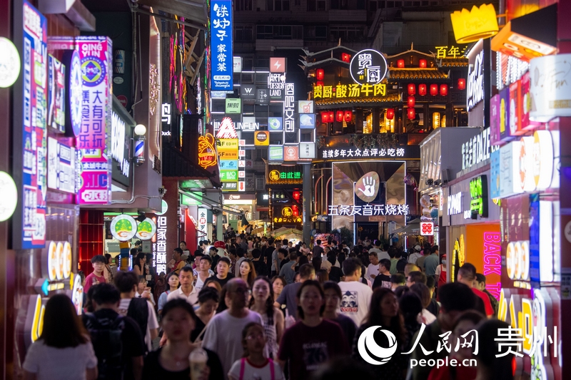 6月21日，貴陽(yáng)，青云市集內(nèi)游人如織。人民網(wǎng)記者 翁奇羽攝