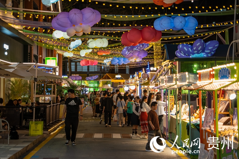 6月21日，貴陽(yáng)新印廠霓虹閃爍，映照城市夜生活。人民網(wǎng) 陽(yáng)茜攝