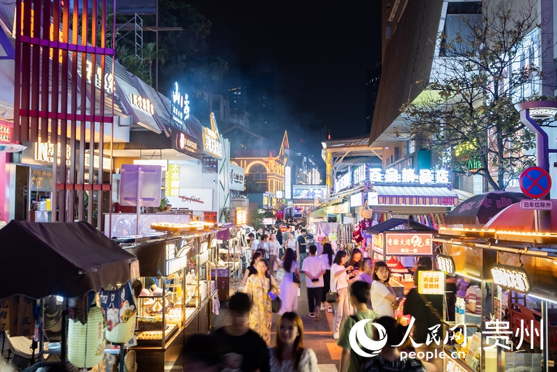 6月21日，夜幕下人頭攢動(dòng)的貴陽(yáng)市太平路街區(qū)。人民網(wǎng)記者 涂敏攝
