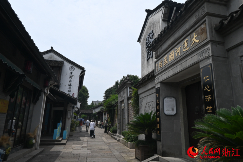 運(yùn)河邊的老建筑被完好保存下來(lái)。人民網(wǎng)記者 張麗瑋攝