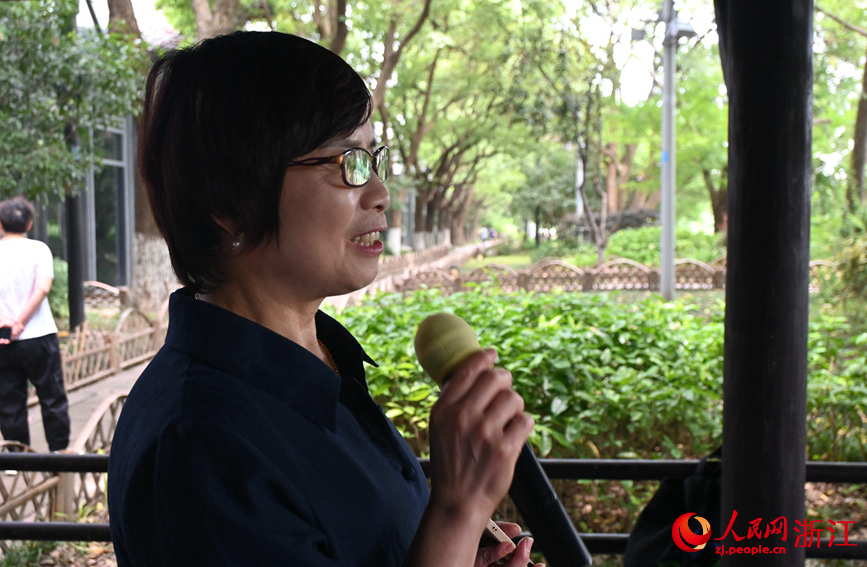 面向運(yùn)河，任國(guó)萍放聲歌唱。人民網(wǎng)記者 張麗瑋