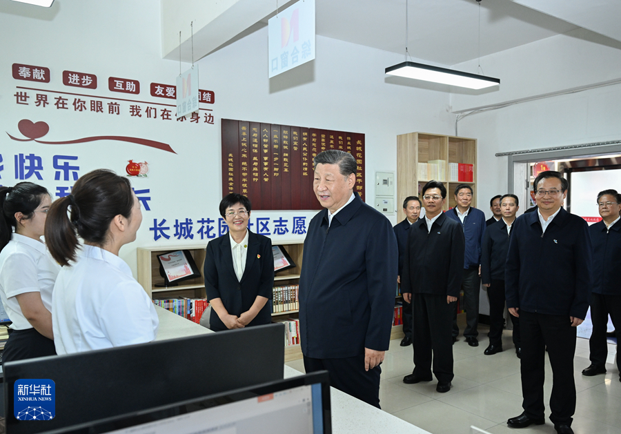 2024年6月19日下午，習(xí)近平在寧夏銀川市金鳳區(qū)長(zhǎng)城花園社區(qū)黨群服務(wù)中心便民服務(wù)廳了解社區(qū)開(kāi)展便民惠民服務(wù)等情況。新華社記者 謝環(huán)馳 攝