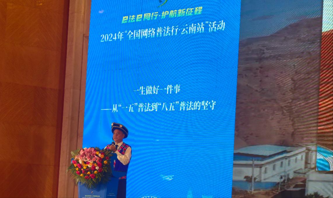李學平分享普法的故事。人民網記者 孝金波攝