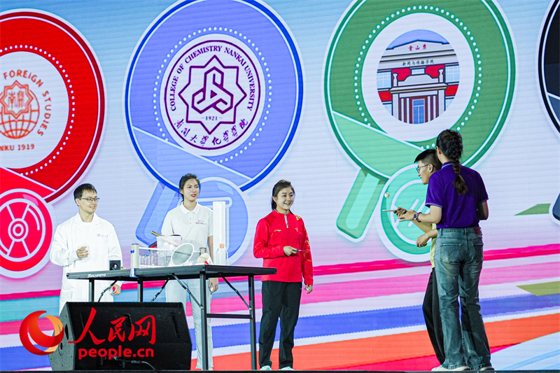 陳夢與南開學(xué)子互動。人民網(wǎng)記者 于凱攝