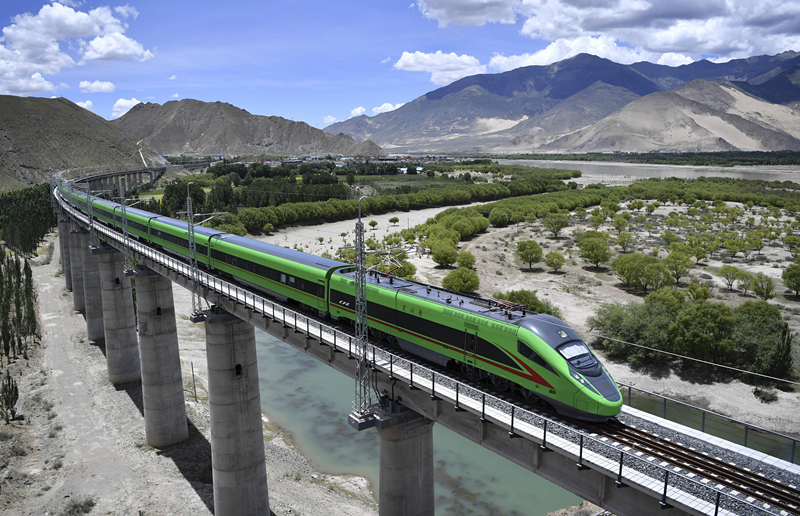 2022年6月22日，復興號列車行駛在西藏山南境內。