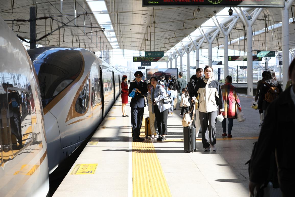 旅客在站臺準(zhǔn)備乘車。受訪方供圖