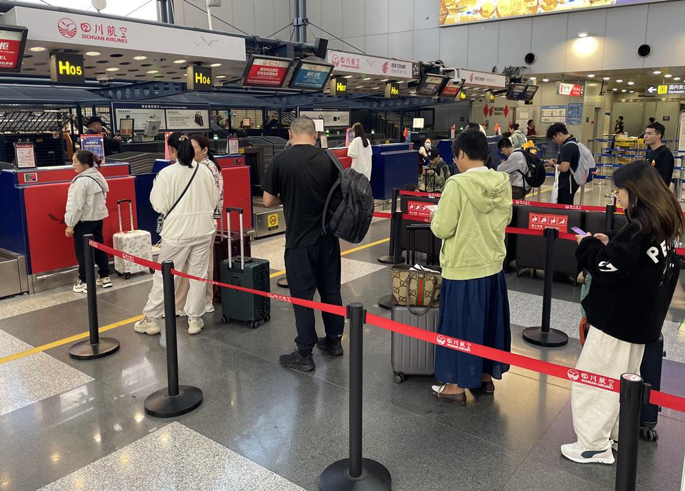 旅客在首都機場排隊辦理登機手續(xù)。人民網(wǎng)記者 喬雪峰攝