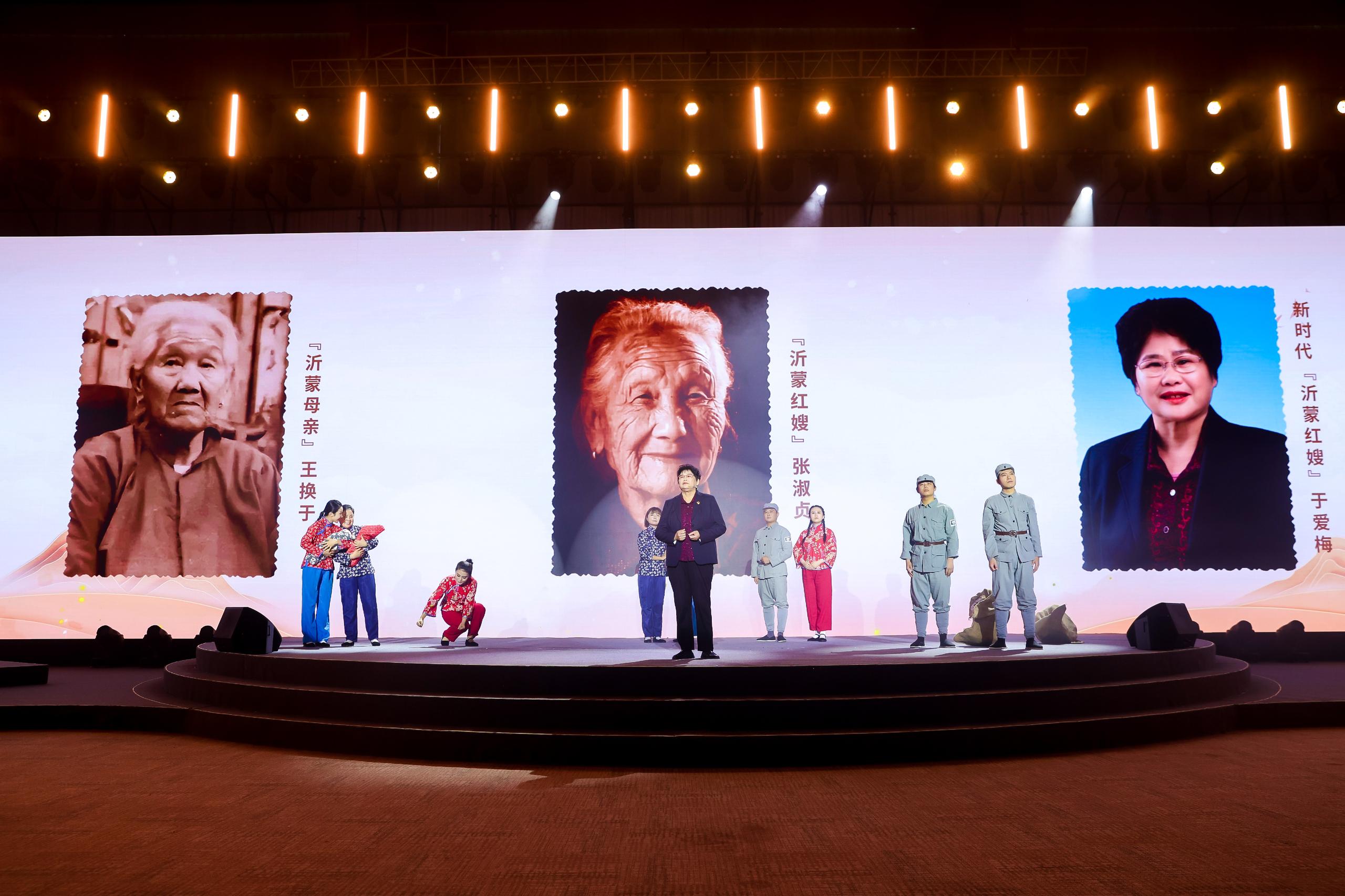 “何以中國(guó)·弦歌不輟”網(wǎng)絡(luò)主題活動(dòng)現(xiàn)場(chǎng)，于愛梅講述“沂蒙紅嫂”的故事。人民視頻供圖。