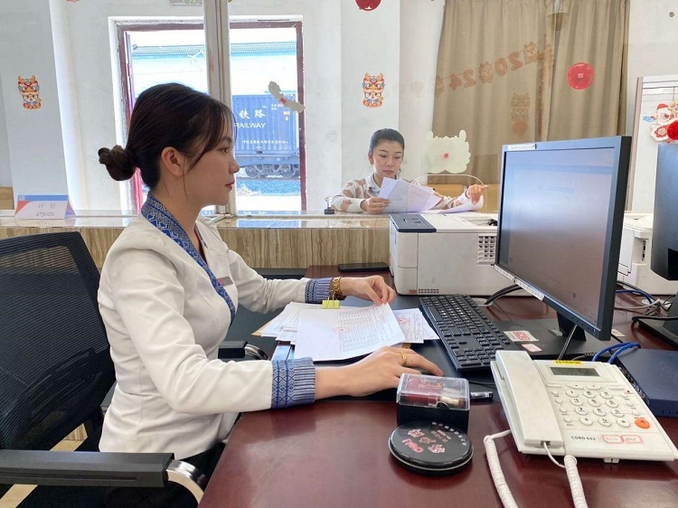 春節(jié)期間，中老鐵路員工堅(jiān)守崗位，保障鐵路運(yùn)行安全、暢通。李加勇攝