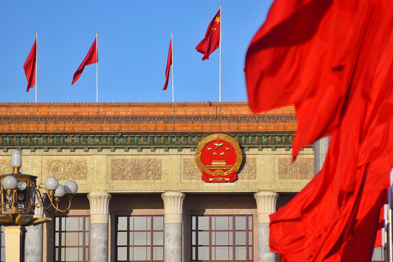 2024年3月8日，北京上空現(xiàn)“兩會藍”，人民大會堂前紅旗飄揚。