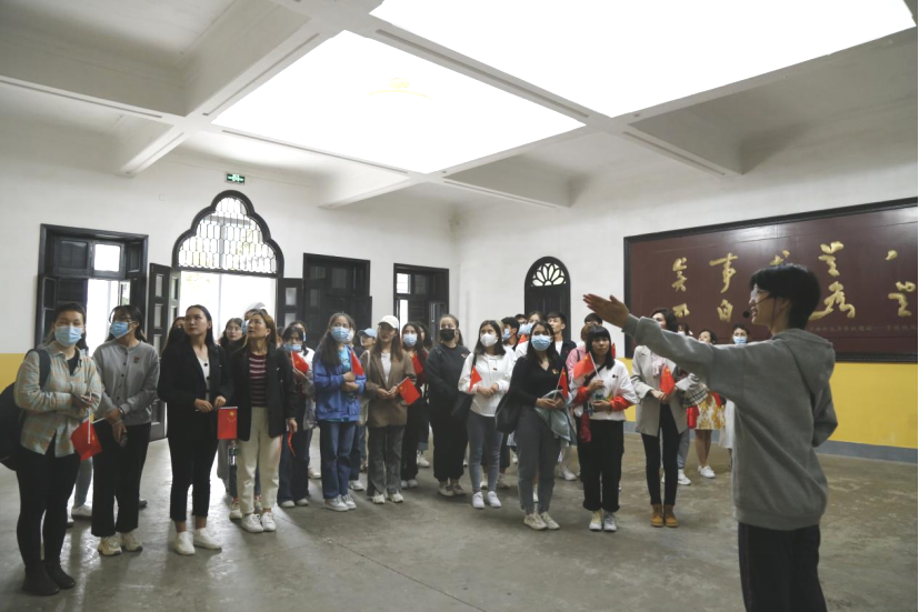 2021年5月20日，在喜迎中國共產(chǎn)黨建黨100周年之際，我校開展了少數(shù)民族學(xué)生“學(xué)黨史、感恩黨、跟黨走”紅色研學(xué)活動。