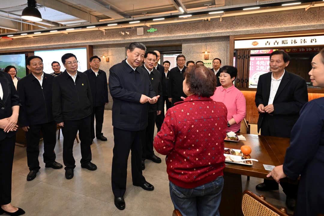 △2024年4月22日，習(xí)近平總書記來到重慶九龍坡區(qū)謝家灣街道民主村社區(qū)考察。